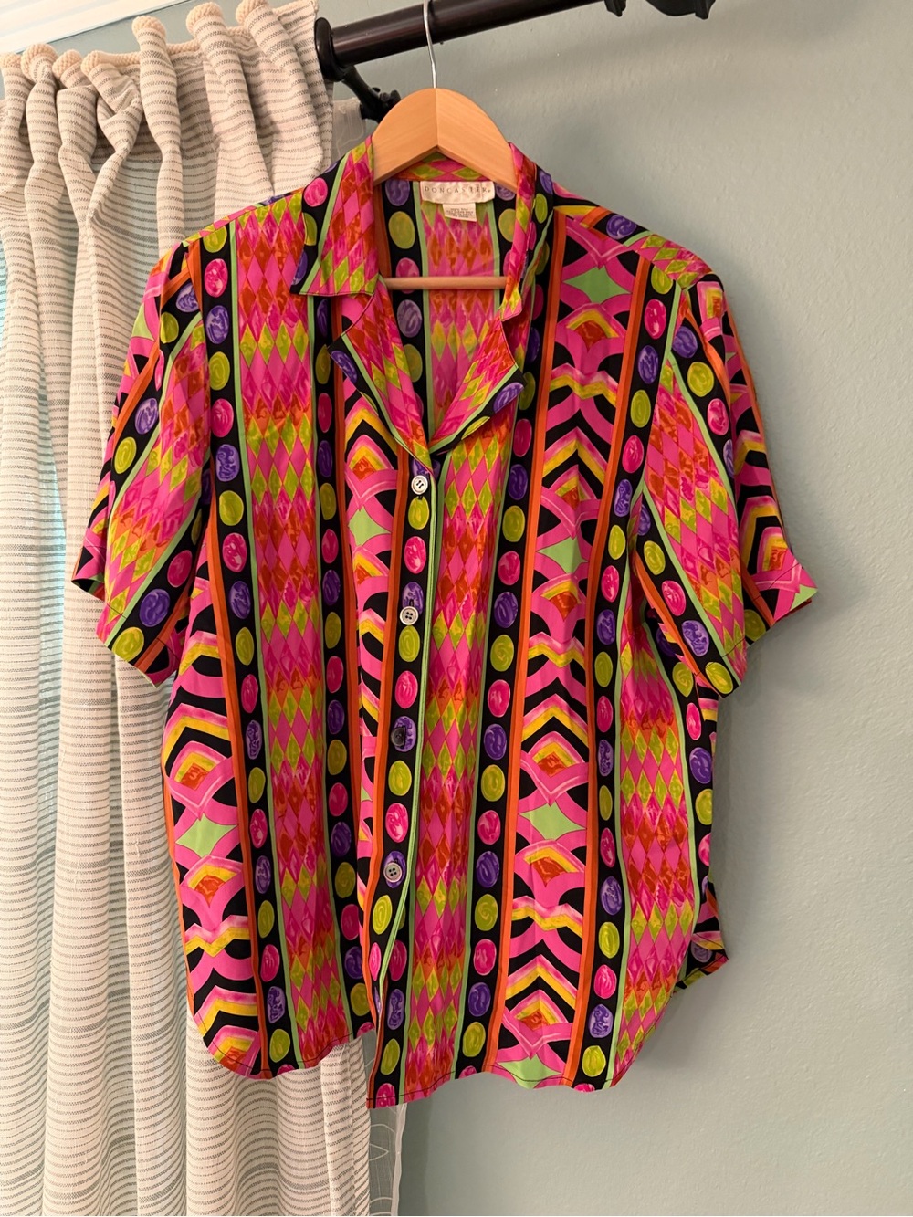 Doncaster 100% silk Women’s Short-Sleeve Button Shirt in Bright Pink Multi 10